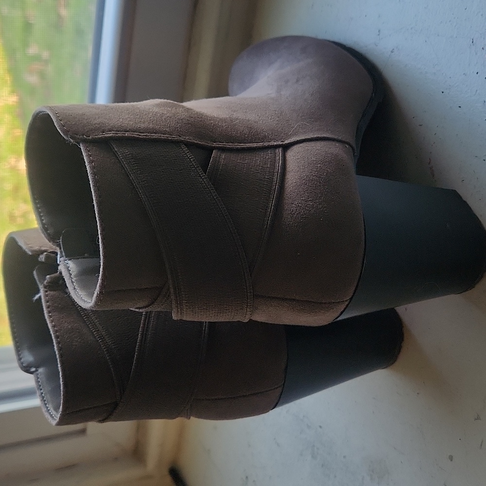 Booties size 7 - Picture 2 of 4